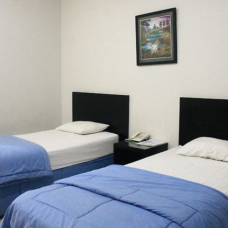 Carica Homestay Surabaya Exterior foto